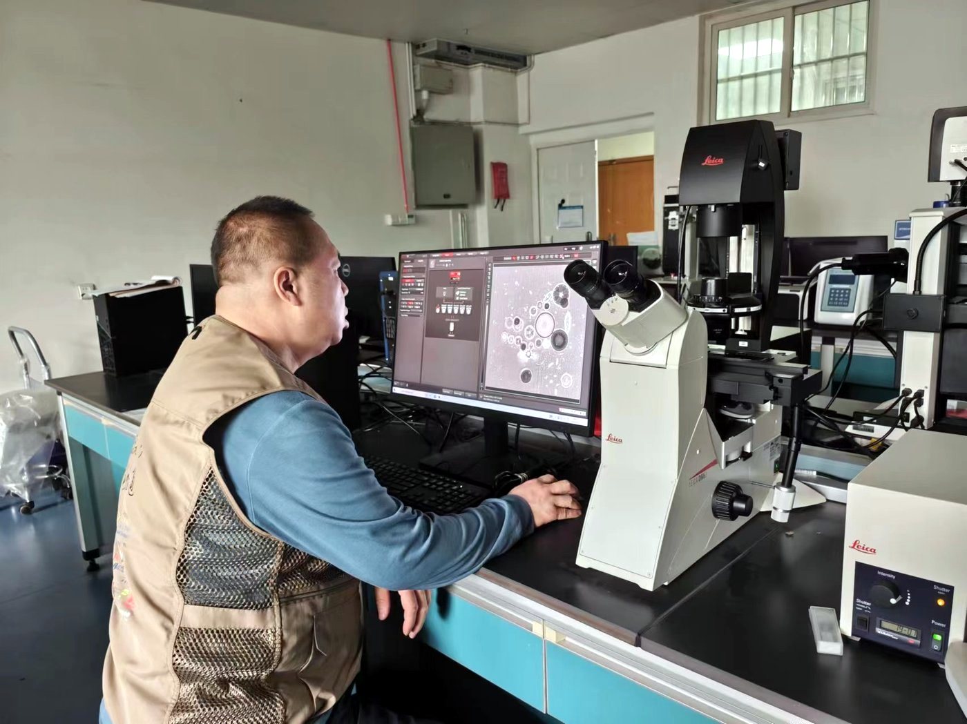 倒置生物显微镜示例:Leica DMI 系列实验室使用实拍