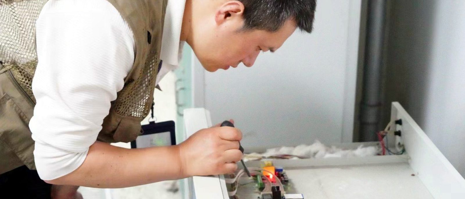 工程师在实验室对三重四极杆质谱仪开展故障排查与维修