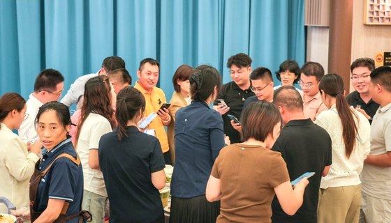 一起行俱乐部现场互相添加联系方式