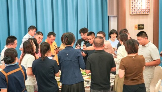 一起行俱乐部活动现场围圈交流