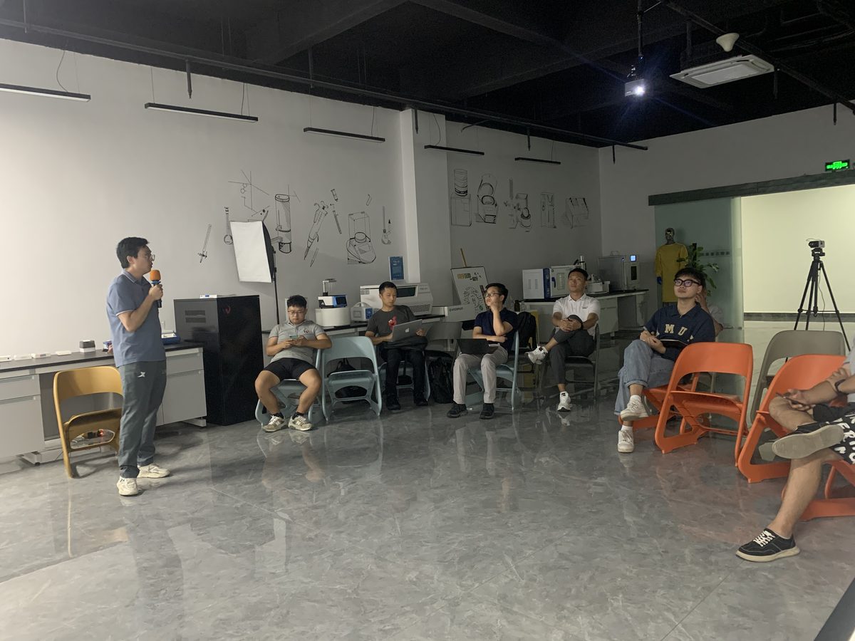 展厅分享会上讲师面向同行讲解