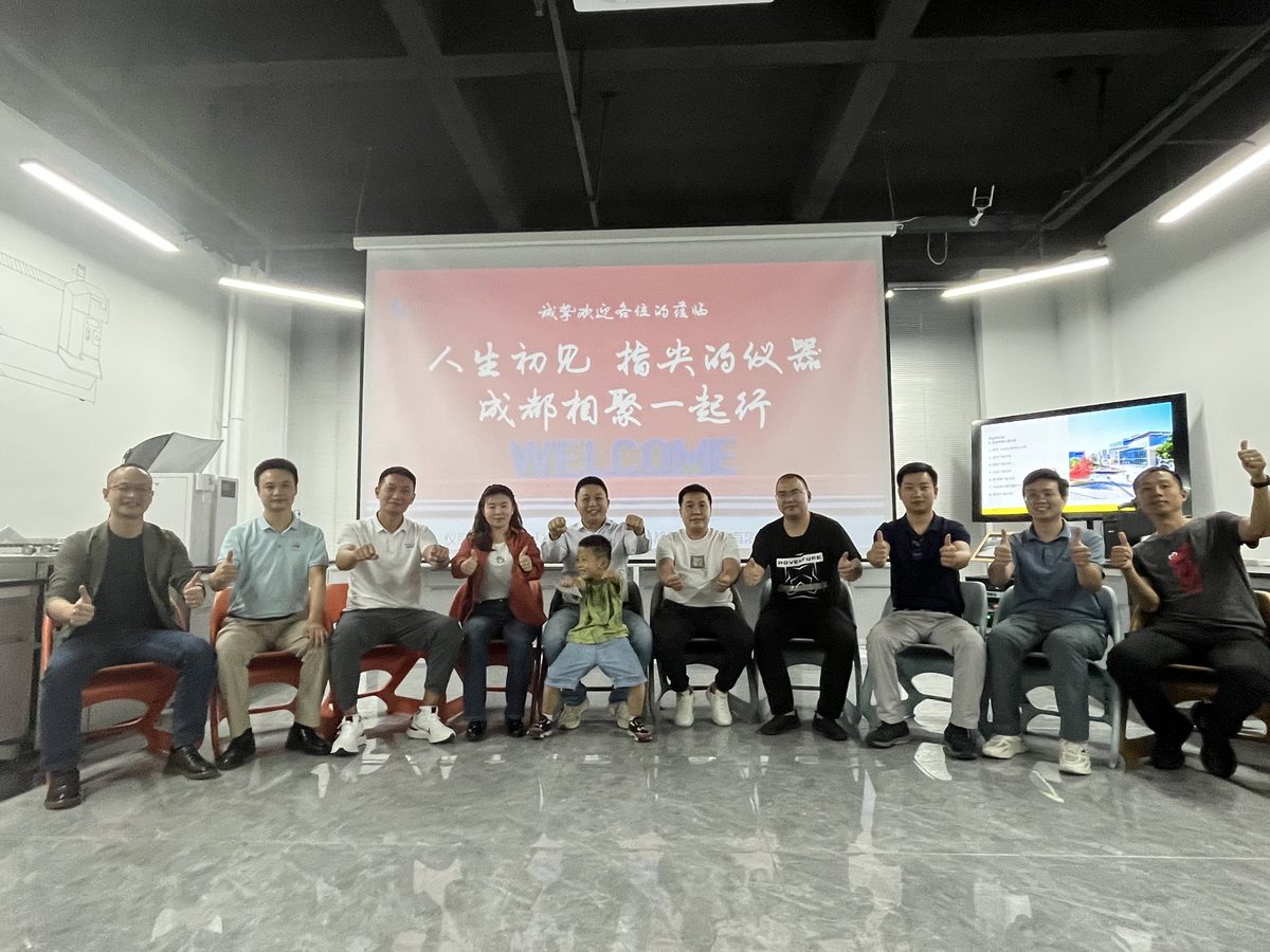 一起行展厅活动「人生初见·指尖上的仪器」现场集体合影