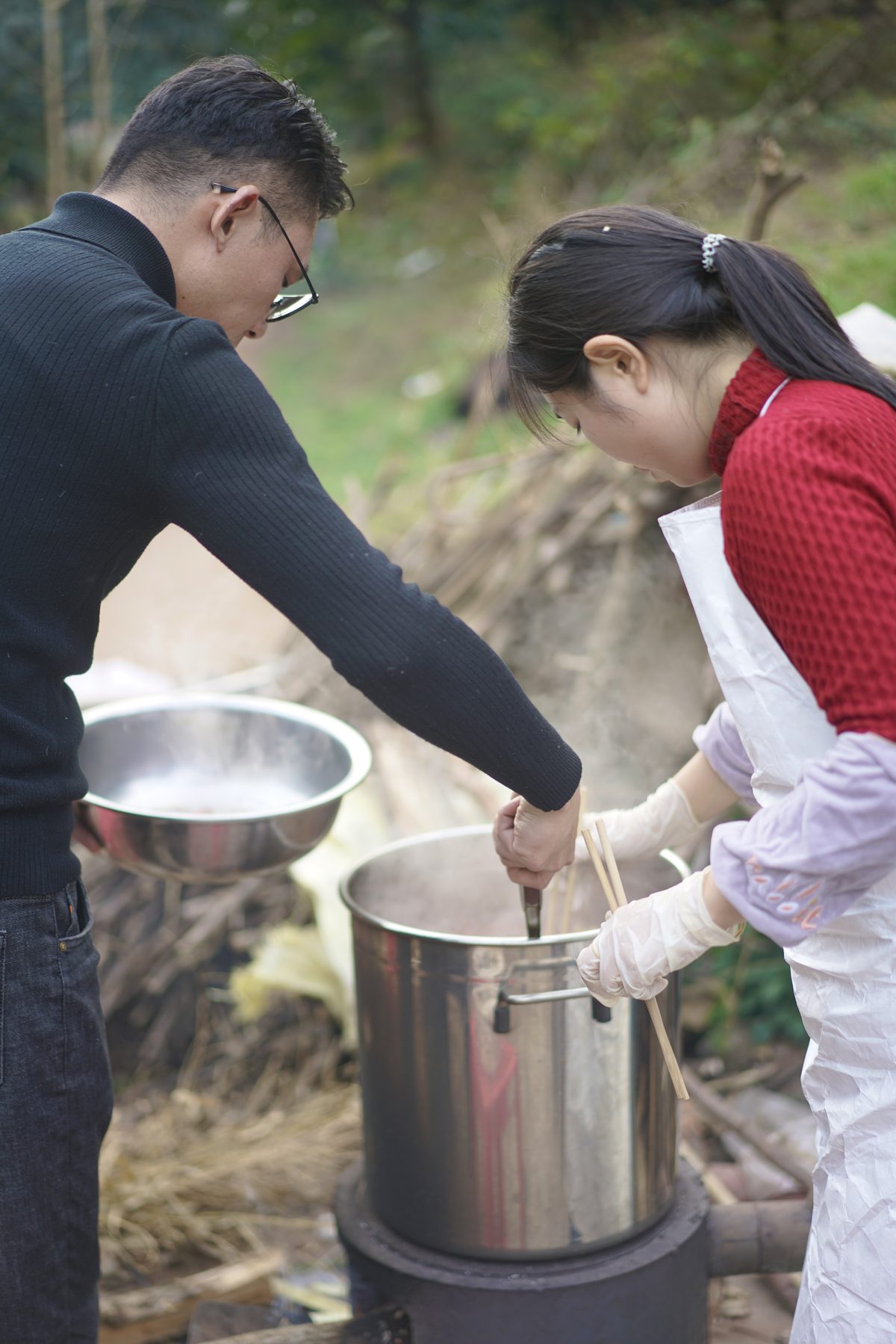 户外大锅旁现场烹饪