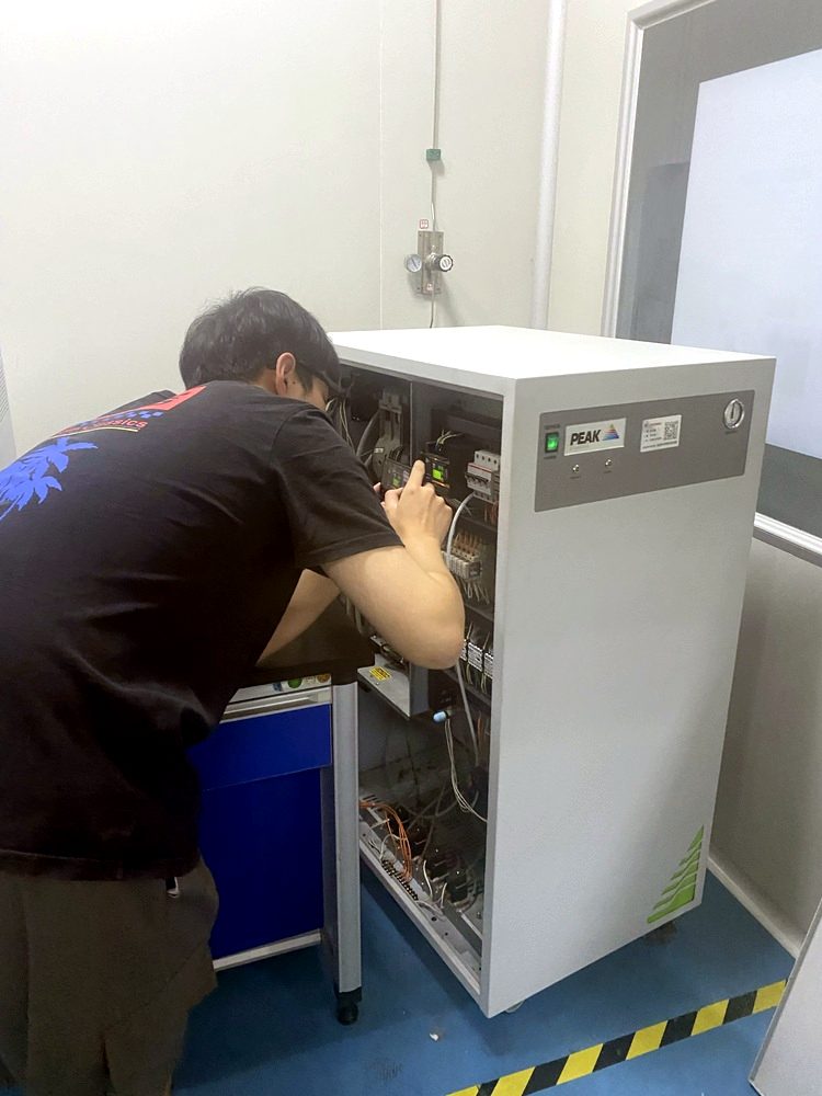 工程师上门为客户更换专用配件并调试