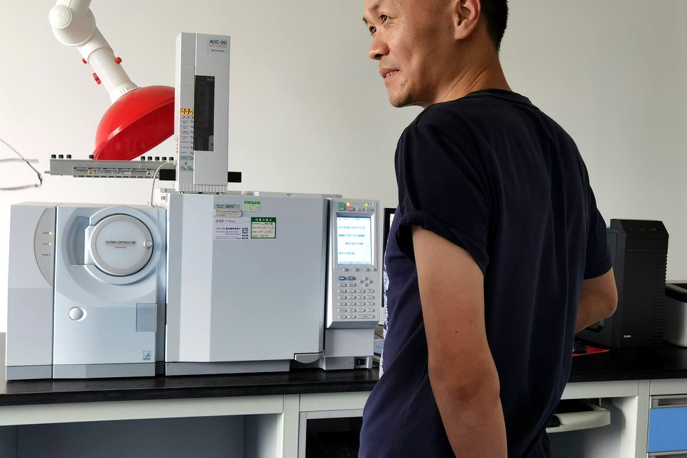 工程师在仪器前开展安装培训